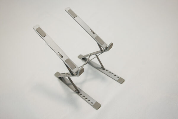 Soporte de aluminio ajustable para notebook