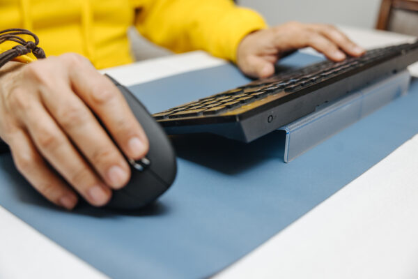 Elevador acrilico ergonomico para teclado - Imagen 3