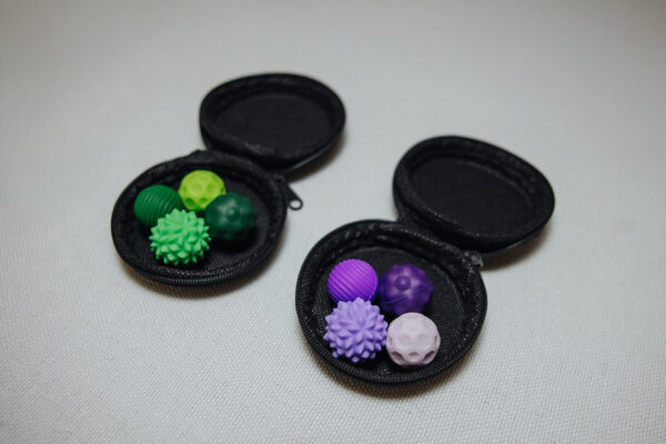Set de 4 bolas magneticas antiestres de silicona, con distintas texturas