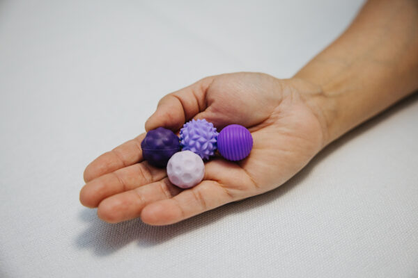 Set de 4 bolas magneticas antiestres de silicona, con distintas texturas - Imagen 2