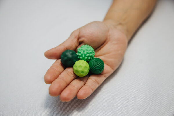 Set de 4 bolas magneticas antiestres de silicona, con distintas texturas - Imagen 3